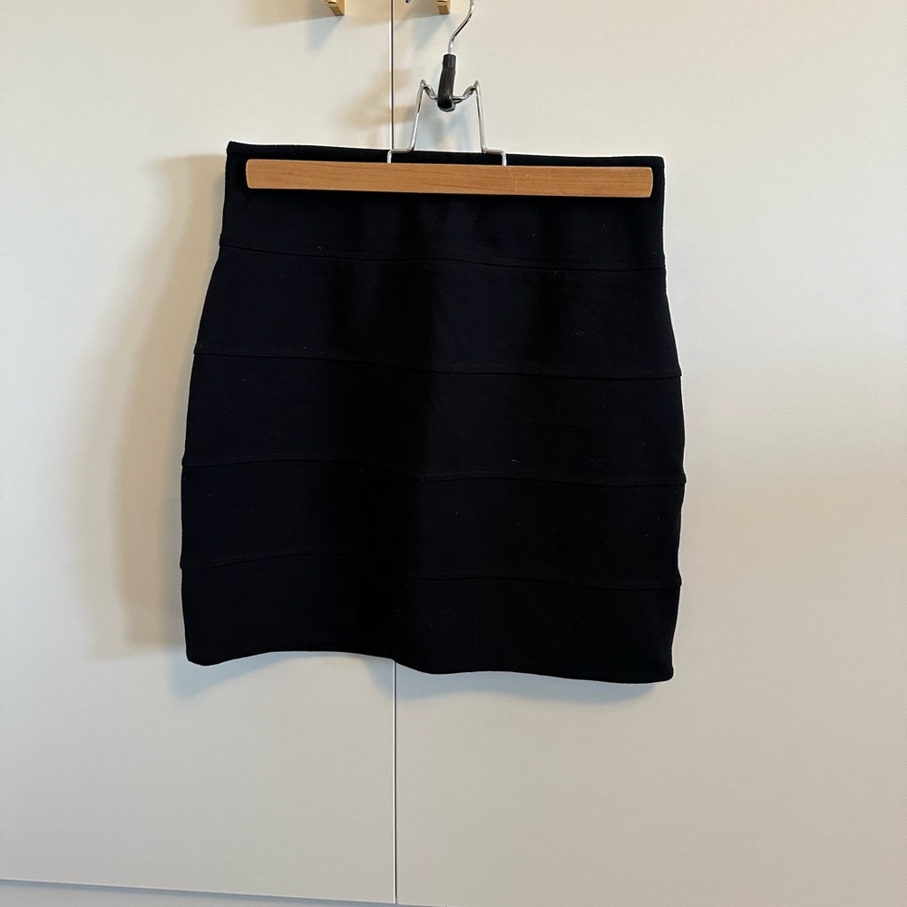Aritzia /Talula black skirt